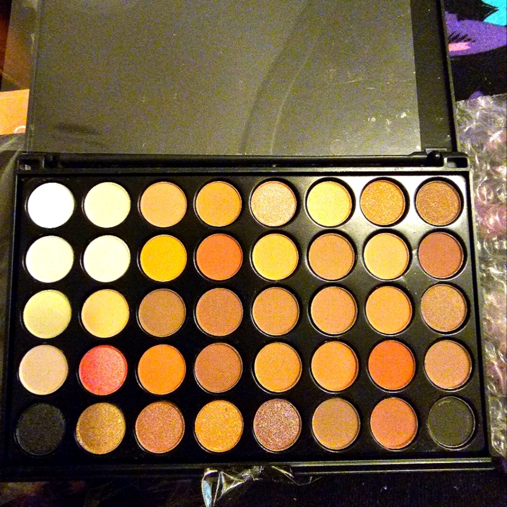 Popfeel Makeup pallette and brushes